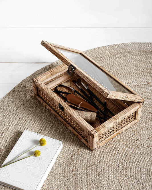 NORDAL OPBEVARINGSBOKS I RATTAN MED GLASLÅG