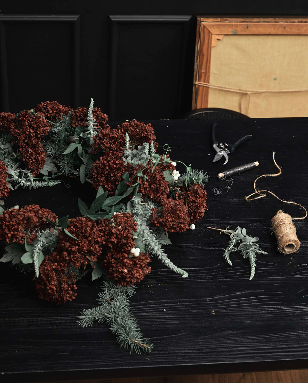 NORDAL JURMO BLOMSTERKRANS MED HORTENSIA RØD